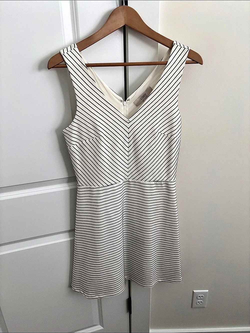 LOFT Striped V-Neck Mini Dress in White & Black Size 6 Like New